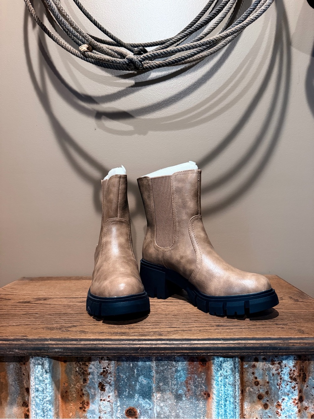 Glaze Chunky Chelsea Heeled Boots in Tan